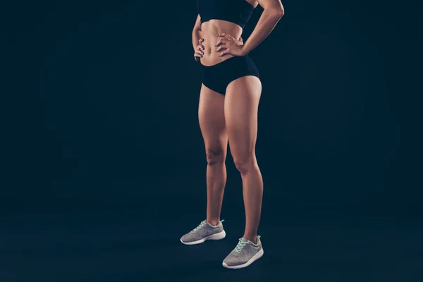 Przycięty profil zdjęcie krótki strój sportowy pani niesamowite idealny brzuch postać czekać początek treningu odizolowane czarne ciemne tło — Zdjęcie stockowe