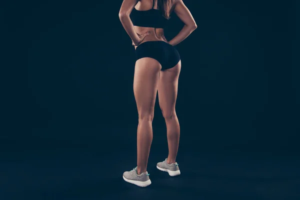 Recortado foto trasera corto traje deportivo señora increíbles formas ideales figura esperar comenzando el entrenamiento aislado negro oscuro fondo — Foto de Stock