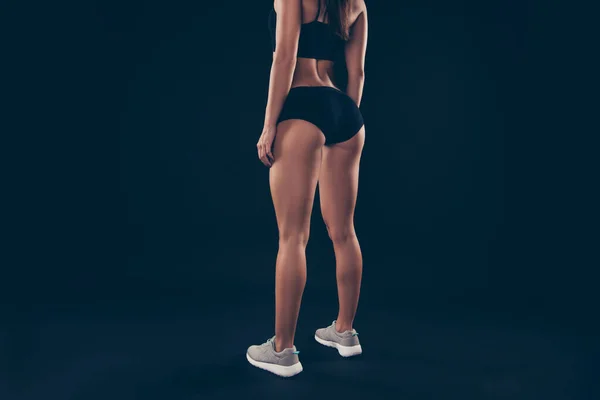 Przycięte tylne zdjęcie krótki strój sportowy pani niesamowite idealne kształty postać czekać początek treningu odizolowane czarne ciemne tło — Zdjęcie stockowe
