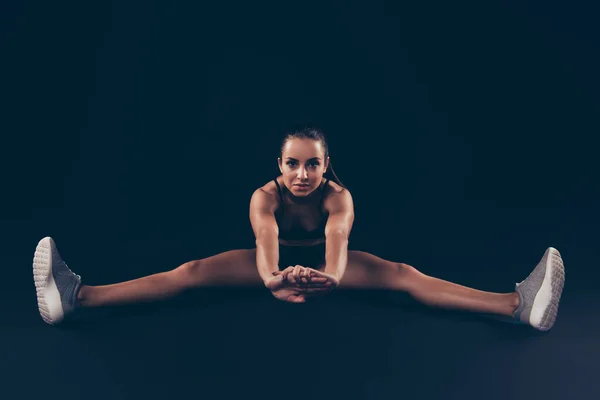 Retrato de ella ella ella agradable atractivo deportivo enfocado fuerte musculoso dama ejerciendo cuerpo inclinado esculpir estudio clases motivación perfección aislado sobre fondo negro — Foto de Stock