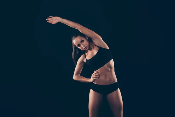 Portret van haar ze mooi uitziende aantrekkelijke inhoud sportieve flexibele dame duurzaam perfecte vorm figuur gewichtsverlies effect geïsoleerd over zwarte achtergrond — Stockfoto