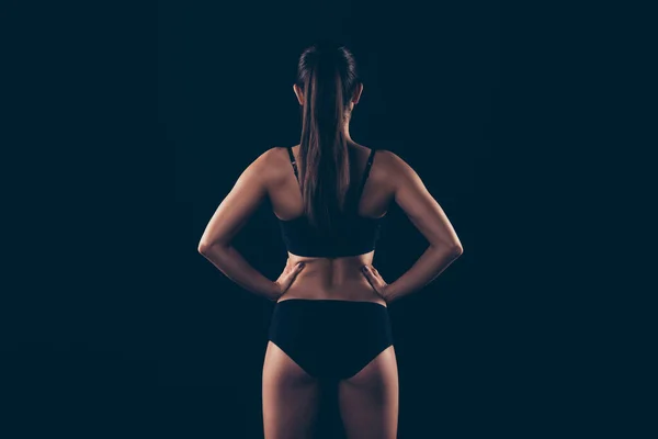 Parte posterior trasera detrás de la vista retrato de ella ella agradable contenido atractivo deportivo fuerte muscular señora forma perfecta figura fitness modelo culturista manos en las caderas aisladas sobre fondo negro —  Fotos de Stock