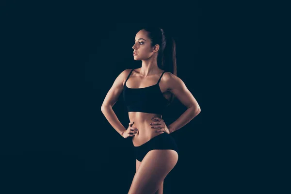 Portret van haar ze mooi uitziende aantrekkelijke prachtige inhoud sportieve sterke dame perfecte vorm figuur fitness bikini model bodybuilder pilates geïsoleerd over zwarte achtergrond — Stockfoto