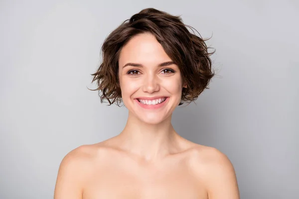 Primo piano foto di bella signora tenera nuda bobbed breve acconciatura irradiante sorridente emozioni positive dopo le procedure spa salone isolato colore grigio sfondo — Foto Stock