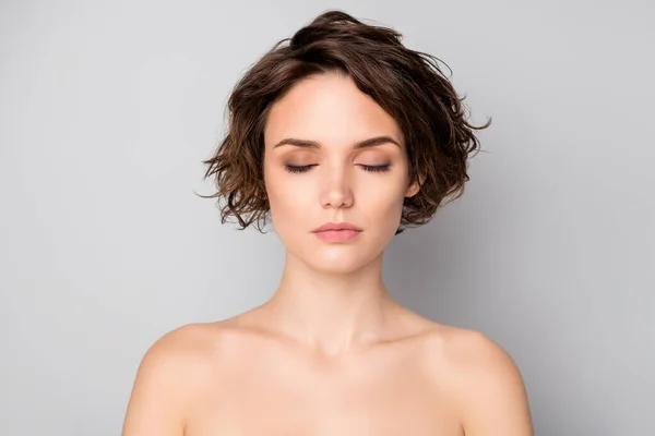 Κοντινή φωτογραφία της όμορφης γυμνής κυρίας με τίτλο short hairstyle rejuvenation spa salon procedures μάτια κλειστά ήρεμη έκφραση προσώπου απομονωμένο γκρι χρώμα φόντο — Φωτογραφία Αρχείου
