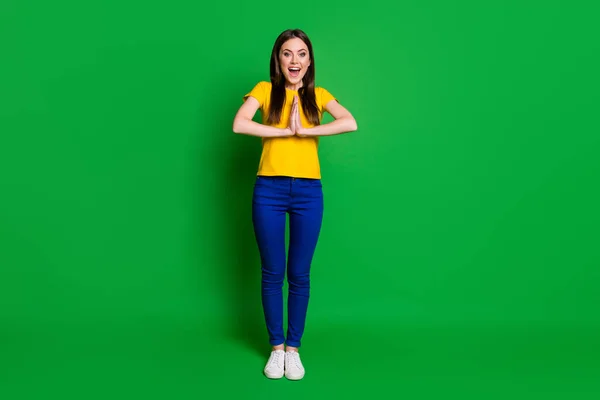 Comprimento total do corpo tamanho vista retrato dela ela agradável-olhando atraente linda alegre alegre menina pedindo favor presente desejável isolado brilhante vívido brilho vibrante cor verde fundo — Fotografia de Stock