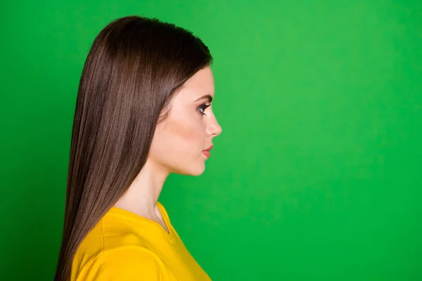 Gros plan profil vue de côté portrait d'elle elle belle attrayante joli contenu aimable fille aux cheveux raides soins capillaires modernes isolés sur brillant vif fond de couleur vert vif — Photo