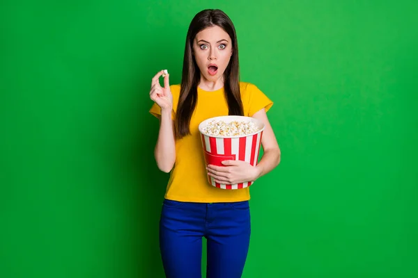 Portrait of astonished girl hold big pop corn box watch horror series impressed wear stylish trendy pants isolated over bright color background — Stock Photo, Image