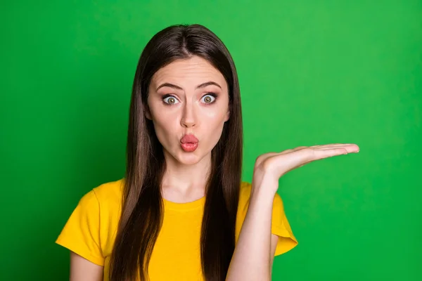 Retrato de menina surpreendida indicam incrível anúncios promoção impressionado olhar estupor segurar mão lábios despojado gordo desgaste bom olhar roupas isoladas sobre fundo de cor vívida — Fotografia de Stock