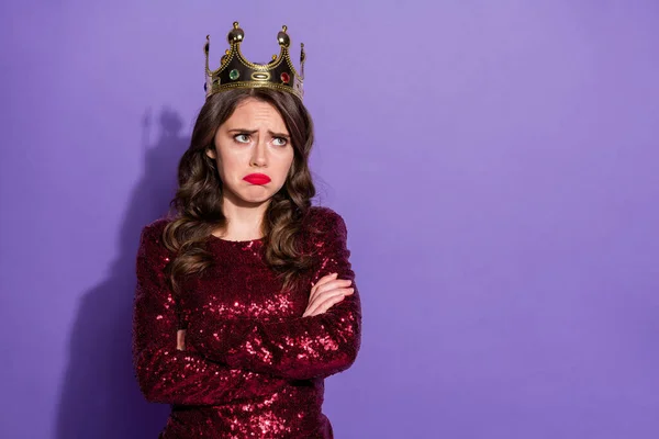 Foto de dama princesa ofendido perder el estado de la reina del baile cabeza de la corona estalló grito sentimientos negativos brazos cruzados desgaste lentejuelas vestido de color violeta pastel aislado fondo —  Fotos de Stock