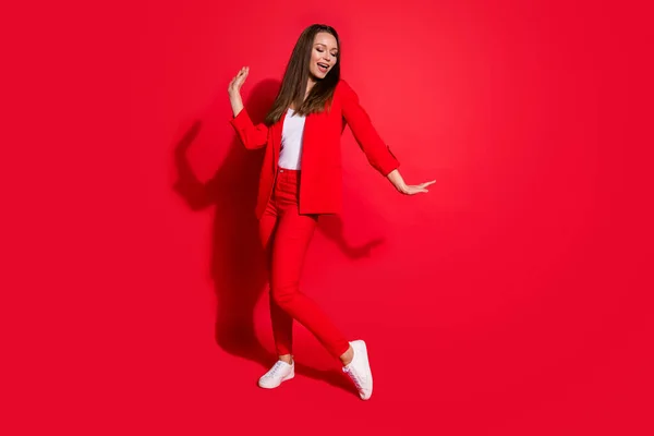 Foto de longitud completa de atractiva señora de negocios divertida exitosa trabajador que tiene diversión baile corporativo partido colegas evento desgaste chaqueta traje pantalones zapatos aislados de color rojo fondo — Foto de Stock