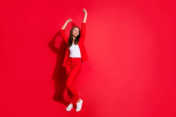 Foto de cuerpo completo de atractiva señora de negocios divertida trabajadora de éxito que tiene diversión compañeros de fiesta corporativos evento reunión desgaste chaqueta traje pantalones zapatos aislados de color rojo fondo —  Fotos de Stock