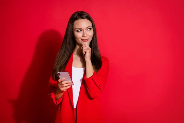 Foto de senhora de negócios atraente trabalhador pessoa bem sucedida navegação telefone escrever criativo blog post desgaste escritório blazer terno branco camisa isolado vibrante cor vermelha fundo — Fotografia de Stock