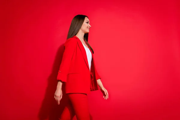 Foto de perfil de atractiva mujer de negocios mandona persona exitosa caminar conferencia seminario desgaste lujoso oficina pantalones traje camisa blanca aislado color rojo brillante fondo — Foto de Stock