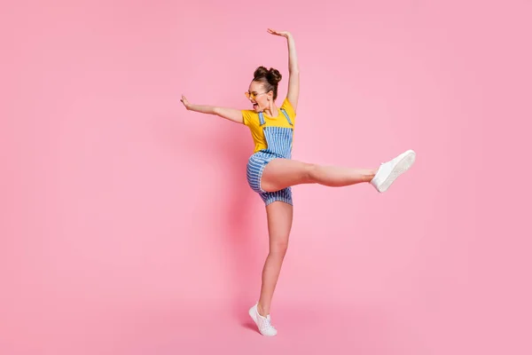 Longitud completa tamaño del cuerpo vista de ella ella agradable atractivo bastante despreocupado ajuste delgado deportivo alegre alegre morena alegre chica saltando bailando divertirse pirueta aislado en rosa pastel color fondo — Foto de Stock