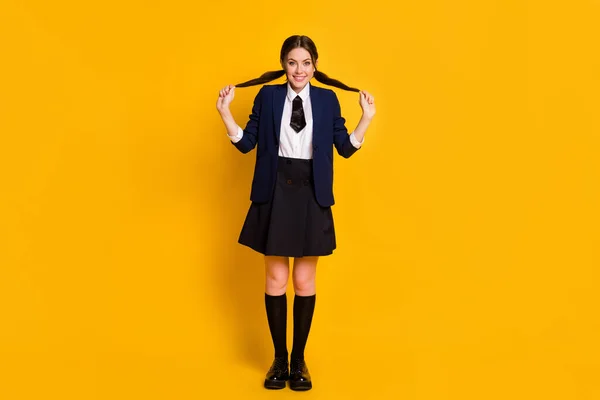 Longitud completa vista del tamaño del cuerpo de ella ella bonita atractiva bonita linda divertida chica alegre alegre colegiala divertirse aislado en brillante brillo vivo vibrante color amarillo fondo —  Fotos de Stock