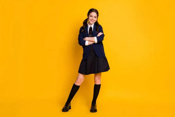 Foto de tamaño completo de fresco encantador estudiante universitario adolescente cruz manos listo pasar examen académico desgaste buen aspecto zapatos uniformes aislados sobre brillante brillo color fondo —  Fotos de Stock