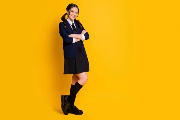 Full length dimensione del corpo vista di lei lei bella attraente bella allegra allegra studentessa braccia piegate diligente studente isolato su brillante vivido brillare vibrante colore giallo sfondo — Foto Stock