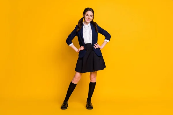 Ganzkörperfoto von ziemlich selbstbewusst Student Teenager legte Hände Taille genießen High School Vorlesung tragen gutes Aussehen Uniform isoliert über Glanz Farbe Hintergrund — Stockfoto