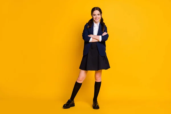 Foto de tamaño completo de éxito positivo estudiante universitario chica cruz manos listo obtener nueva lección material de conocimiento desgaste uniforme aislado brillo color fondo —  Fotos de Stock