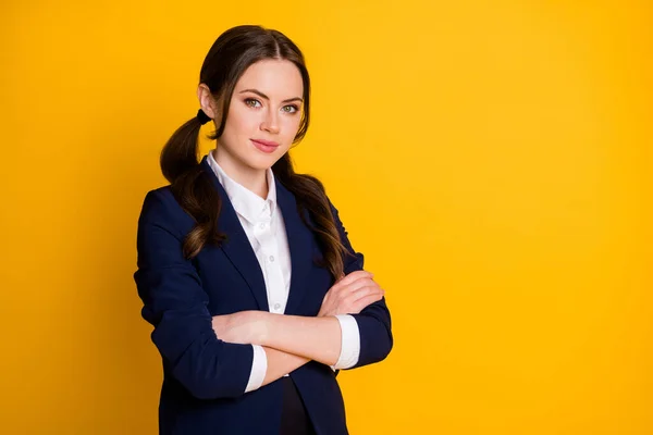 Turned foto seria encantadora estudiante de secundaria cruzar las manos listo para la universidad lección campus desgaste buen aspecto uniforme aislado sobre brillo color fondo —  Fotos de Stock