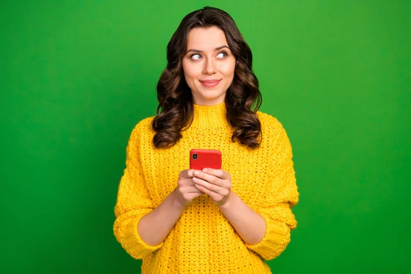 Positivo inspirado menina viciado blogger uso celular mensagens de texto bate-papo pensar pensamentos que tipo olhar copyspace desgaste estilo elegante moderno jumper isolado sobre brilhante brilho cor fundo — Fotografia de Stock