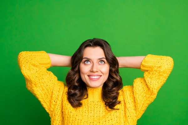 Arriba arriba alto ángulo ver foto de alegre agradable chica disfrutar de su trabajo relajación aspecto relajante copyspace sueño desgaste invierno estilo jersey aislado sobre fondo de color brillante —  Fotos de Stock