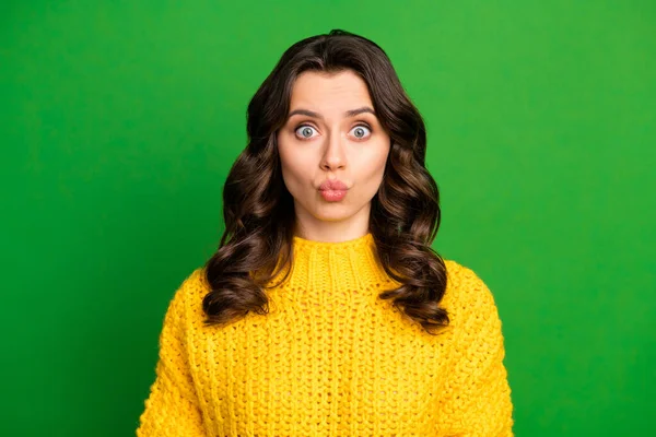 Retrato de engraçado descuidado brincando menina tem data com namorado enviar ar funky beijo desgaste jumper isolado sobre fundo de cor vívida — Fotografia de Stock