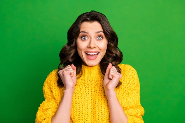 Ritratto eccitato energico ragazza allegra sentire incredibili notizie lei ottenere regalo da sogno presente il suo compleanno autunno impressionato urlo indossare maglia pullover colorato isolato colore brillante sfondo — Foto Stock