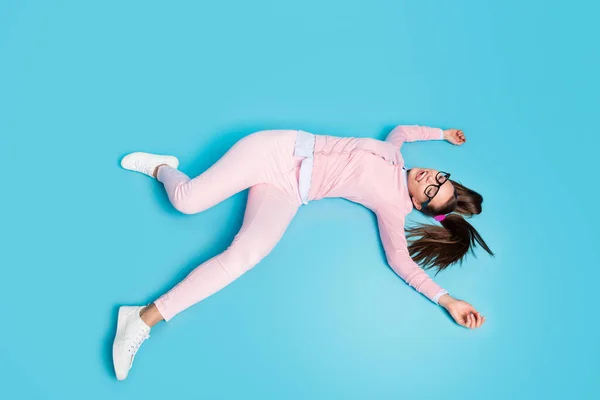 Longitud completa de la parte superior por encima de ángulo alto ver foto de estudiante agotado chica plana laico preparar prueba dormir desgaste ropa de buen aspecto zapatillas aisladas sobre fondo de color azul — Foto de Stock