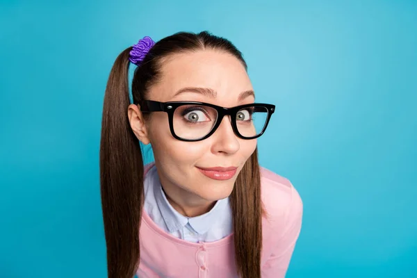 Close-up portret van haar ze mooi aantrekkelijk mooi schattig funky nieuwsgierig vrolijk college meisje kijken naar u geïsoleerd over helder levendig glans levendig blauw kleur achtergrond — Stockfoto