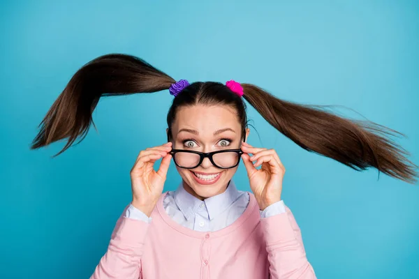 Porträt von verrückten positiven fröhlichen Mädchen Universitätsstudentin Touch Spezifikationen beeindruckt unglaubliche Lektion Kurse Haarschnitt Windstoß werfen tragen Hemd isoliert über blauem Hintergrund — Stockfoto