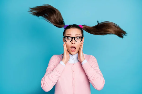 Examen de graduación de Omg pronto. Pánico nervioso ansioso estudiante chica mirada prueba información impresionado pelo mosca aire grito usar rosa camisa jersey aislado sobre azul color fondo —  Fotos de Stock