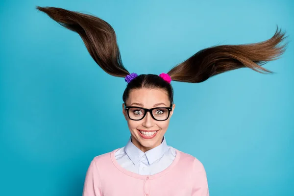 Retrato de estudiante adolescente despreocupada loca sus colas mosca de aire impresionado cursos de posgrado académico usar jersey pastel aislado sobre fondo de color azul —  Fotos de Stock