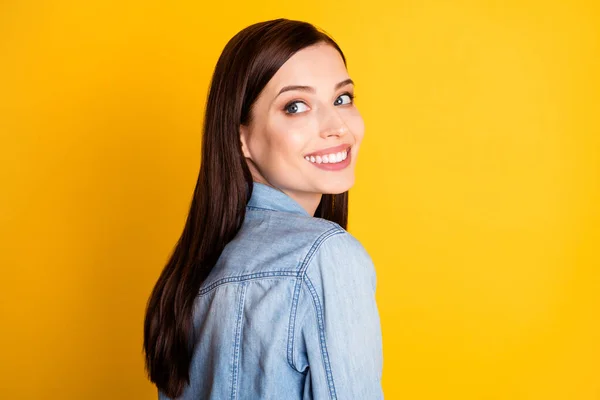 Perfil da foto lateral da linda menina magnífica olhar copyspace imaginar inspiração desfrutar de descanso relaxar desgaste jeans roupas isoladas sobre fundo de cor vívida — Fotografia de Stock