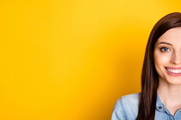 Retrato de metade do rosto de menina positiva copyspace demonstrar mimos beleza tratamento da pele conceito desgaste boa aparência roupas isoladas sobre fundo de cor vívida — Fotografia de Stock