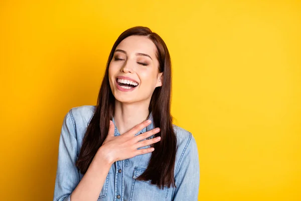 Portret van openhartige tevreden meisje hebben vakantie vrienden vrije tijd horen dwaze grap lach handen borst dragen goed kijken kleren geïsoleerde levendige kleur achtergrond — Stockfoto