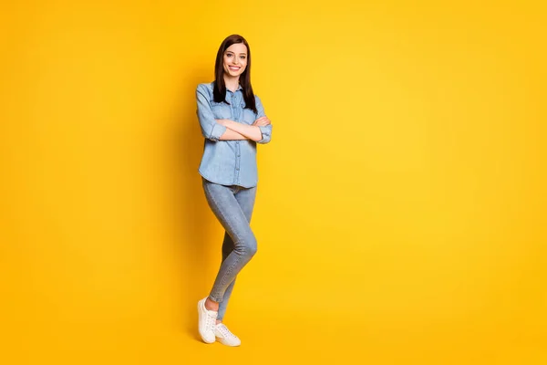 Foto de comprimento total de bonito muito gerente menina cruz mãos pronto decidir solução desgaste boa aparência roupas isoladas sobre fundo de cor vívida — Fotografia de Stock