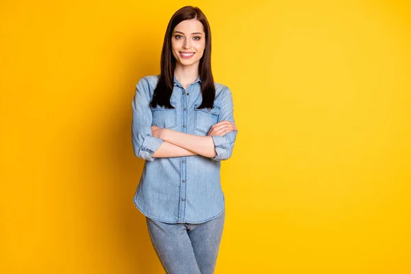 Retrato de bonito linda gerente menina cruz mãos pronto decidir trabalho trabalho solução desgaste jeans roupas isoladas sobre fundo de cor vívida — Fotografia de Stock