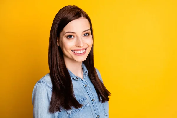 Foto girada de otimista olhar menina agradável na câmera sorriso usar jeans jeans roupa isolada sobre fundo de cor vibrante — Fotografia de Stock