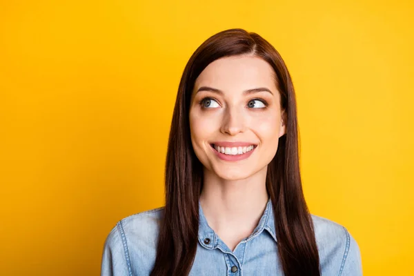 Portret van minded nice girl look copyspace voorstellen zomer weekend plannen dragen denim jeans outfit geïsoleerde levendige kleur achtergrond — Stockfoto