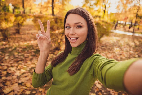 Zbliżenie zdjęcie optymistyczne ładna dziewczyna lady make selfie show v-sign otwarte usta blogger live stream połączyć zwolenników nosić zielony sweter spędzić wolny czas kwadratowy ogród park na zewnątrz — Zdjęcie stockowe
