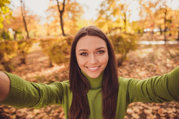 Closeup portrét selfie fotografie docela krásné veselá dáma podzim park listy kryt země lesklý úsměv pobyt mezi stromy krásné slunné teplé počasí oblečení zelené rolák venku — Stock fotografie