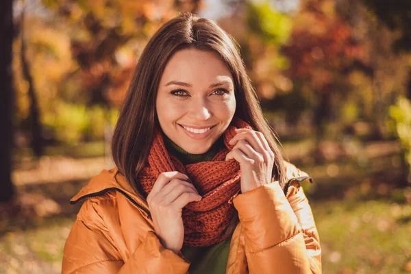 Closeup foto retrato de encantadora senhora encantadora irradiando vento sorridente começar a soprar colocar roupas quentes mais confortáveis usar cachecol verde gola alta laranja windbreaker ao ar livre — Fotografia de Stock