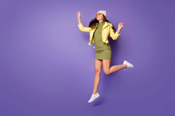 Comprimento total do corpo tamanho vista dela ela agradável atraente muito sonhador alegre menina pulando andando desfrutando de tempo livre isolado sobre brilhante brilho vívido vibrante lilás roxo cor violeta fundo — Fotografia de Stock