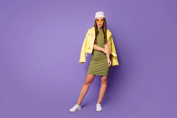 Full längd kroppsstorlek utsikt över henne hon trevlig attraktiv härlig fashionabla fantastisk ganska smal flicka poserar isolerad över ljusa levande glans pulserande lila lila violett färg bakgrund — Stockfoto