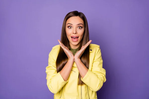 Foto de la señora loca funky largo perfecto peinado peinado escuchar noticias increíbles brazos boca abierta cerca de cara desgaste casual tendencia chaqueta de cuero amarillo aislado pastel color púrpura fondo —  Fotos de Stock