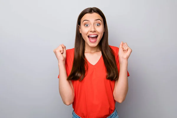 Retrato dela ela agradável atraente encantador alegre alegre alegre menina de cabelos lisos comemorando o exame de boas notícias passar uma marca isolada sobre fundo de cor pastel cinza claro — Fotografia de Stock