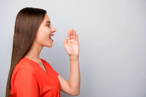 Närbild profil sida visa porträtt av henne hon trevlig attraktiv härlig glad glad glad straight-haired flicka säger nyheter uppmärksamhet annons isolerad över ljusgrå pastell färg bakgrund — Stockfoto