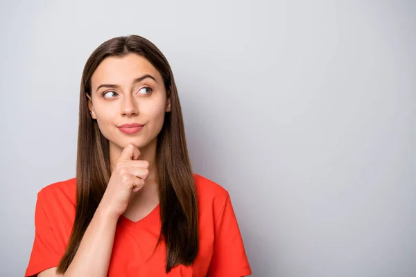 Närbild porträtt av henne hon trevlig attraktiv vacker söt smart smart smart tveksam rakhårig flicka skapa idé rörande haka isolerad över ljusgrå pastell färg bakgrund — Stockfoto